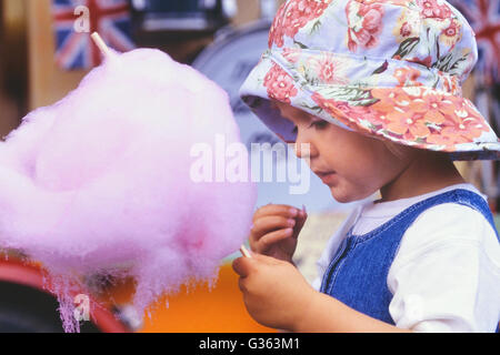 Mädchen essen Zuckerwatte. England. UK Stockfoto