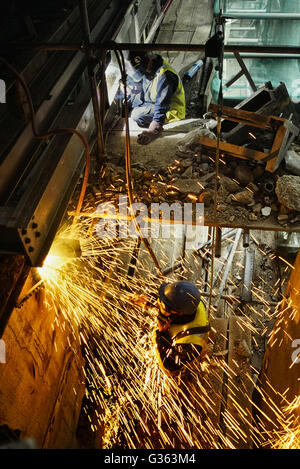 Schweißer mit einem Oxy-Fuel-Schweißbrenner. UK Stockfoto