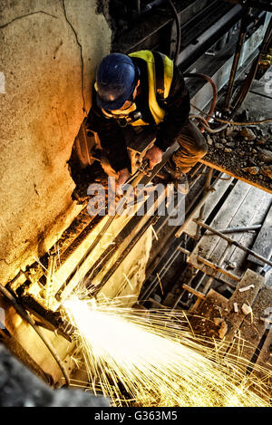 Schweißer mit einem Oxy-Fuel-Schweißbrenner. UK Stockfoto