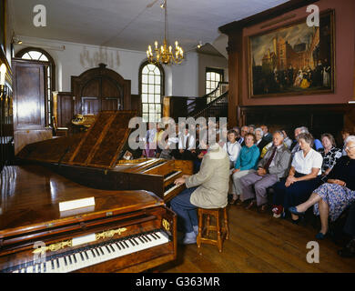 Eine musikalische Hausfeier von Richard Burnett im Finchcocks Musical Museum. Kent. England. VEREINIGTES KÖNIGREICH. Ca. 1990 Stockfoto