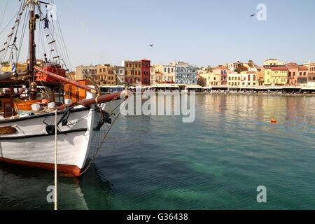Die venezianischen äußeren Hafen von Chania mit einem herrlichen Segelboot auf Vordergrund, Kreta, Griechenland Stockfoto