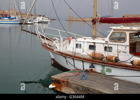 Die venezianischen äußeren Hafen von Chania mit einem Segelboot auf Vordergrund, Kreta, Griechenland Stockfoto