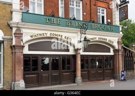 Der blinde Bettler Pub in Whitechapel Road in London. Stockfoto