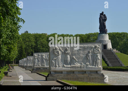 Reliefs, Sowjetisches Spuren, Puschkinallee, Treptow, Berlin, Deutschland Stockfoto