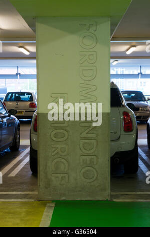 Das Kunstwerk 100% Ford Mondeo von Neville Gabie in der Cabot Circus Parkhaus in Bristol. Details in der Beschreibung. Stockfoto