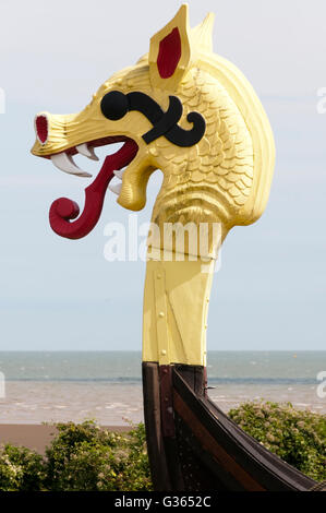 Geschnitzte hölzerne Galionsfigur auf dem Bug des Replikats Viking ship Hugin in Pegwell Bay, Kent. Stockfoto