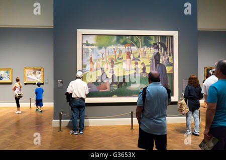 Besucher bewundern ein Sonntagnachmittag auf der Insel La Grande Jatte – 1884 von Georges Seurat im Art Institute of Chicago. Stockfoto