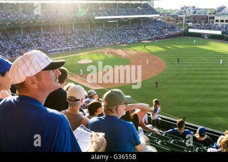 Das Publikum bei einem Baseballspiel im Wrigley Field, Chicago, der Heimat der Chicago Cubs.  Jungen spielen LA Dodgers. Stockfoto