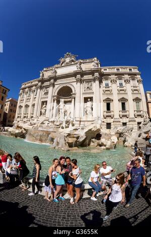 Massen von Touristen am Trevi-Brunnen, Rom, Italien Stockfoto