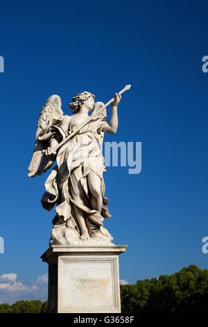 Engel Skulptur auf Brücke Ponte Sant'Angelo, Rom, Latium, Italien, Europa Stockfoto