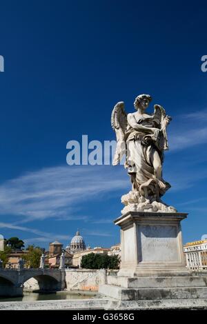 Engel Skulptur auf Brücke Ponte Sant'Angelo, Rom, Latium, Italien, Europa Stockfoto