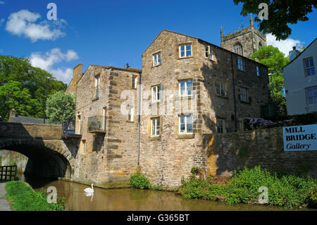 UK, North Yorkshire, Skipton, Leeds und Liverpool Canal, Spreuerbrücke und Holy Trinity Church Stockfoto