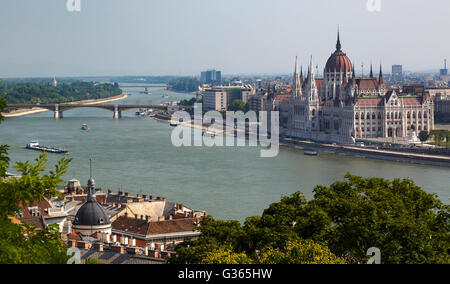 Blick auf das ungarische Parlamentsgebäude in Budapest mit der Margit híd, Margaret Brücke auf dem Fluß Donau, Ungarn Stockfoto