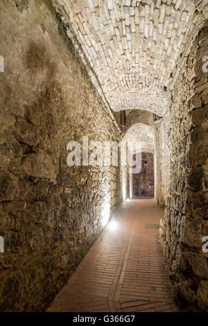 Arkaden bei Nacht in San Gimignano, mittelalterliches Dorf, Toskana, Italien Stockfoto