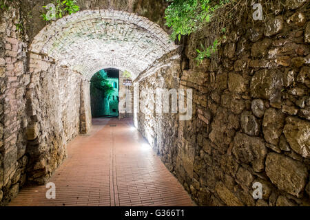 Arkaden bei Nacht in San Gimignano, mittelalterliches Dorf, Toskana, Italien Stockfoto