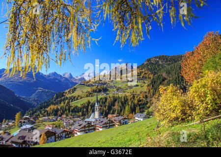 Herbst Farben Rahmen das Bergdorf, umgeben von Wald Selva von Cadore Val Fiorentina Belluno Dolomiten Venetien Italien Europa Stockfoto