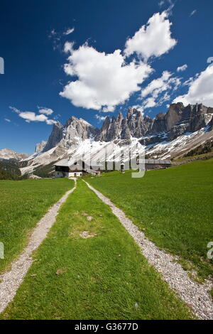 Der Weg zur brogles alm Hütte mit dem geisler Bergkette im Hintergrund Villnösser Tal Südtirol Dolomiten Italien Europa Stockfoto