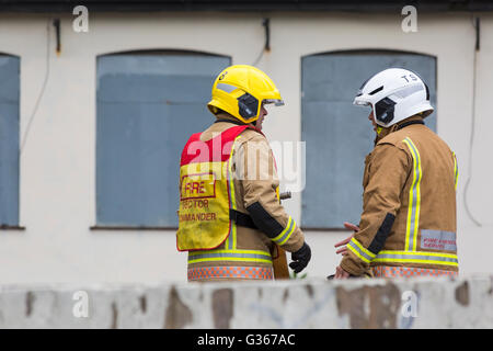 Dorset & Wiltshire Feuerwehr und Rettungseinsatz Feuerwehrmann am Brandort im Belvedere Hotel, Bath Road, Bournemouth, Dorset UK im Juni Feuerwehrmann Stockfoto