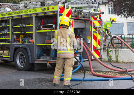 Dorset & Wiltshire Feuerwehr und Rettung Feuerwehrleute am Brandort im Belvedere Hotel, Bath Road, Bournemouth, Dorset UK im Juni - Feuerwehrmann Stockfoto