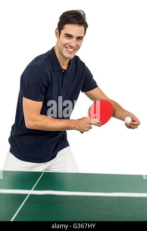 Porträt von männlichen Athleten Tischtennis spielen Stockfoto
