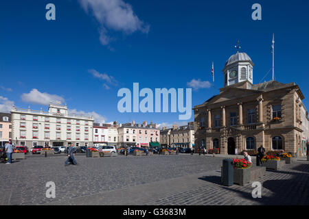 Kelso Rathaus und Marktplatz mit Cross Keys Hotel links, Schottland. Stockfoto