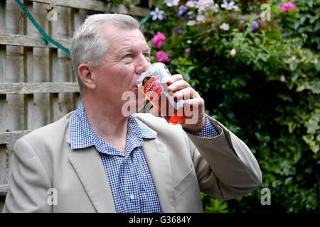 ein pensionierter Mann genießen einen Pint Bier in einem Pub Garten England uk Stockfoto