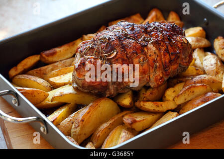 Foto von einem Lammbraten mit Kartoffeln in einen Bräter frisch aus dem Ofen. Stockfoto