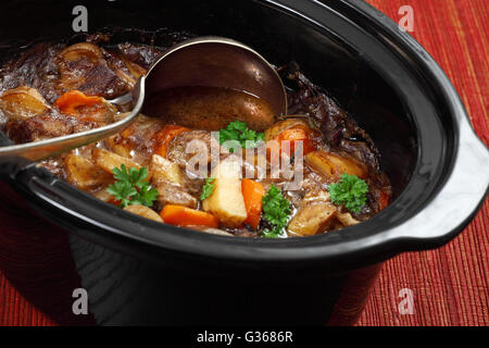 Foto von Irish Stew und Guinness Eintopf gemacht in einem Crockpot oder Schmortopf. Stockfoto