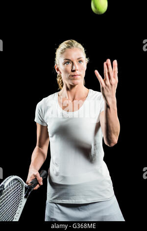 Tennisspieler hält einen Schläger servierfertig Stockfoto