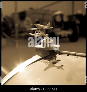 Wasserflugzeug Motorhaube Motiv auf die 1929 Bentley "Blower". 2015 Goodwood Revival, Sussex, UK. Stockfoto
