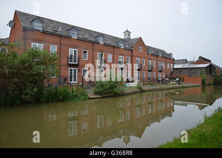 Wohnungen am Ufer der Oxford Canal, Banbury, Oxfordshire Stockfoto