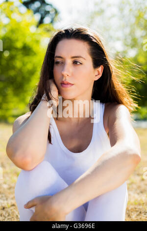 Portrait der schönen Frau sitzt auf dem Rasen Stockfoto