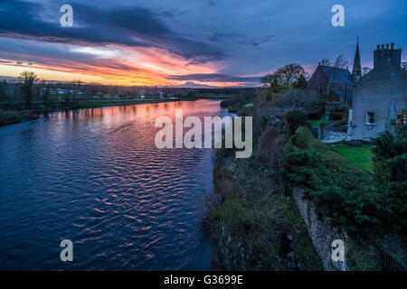 Abendlicht über dem Fluss Tweed in Kelso, Schottland. Stockfoto