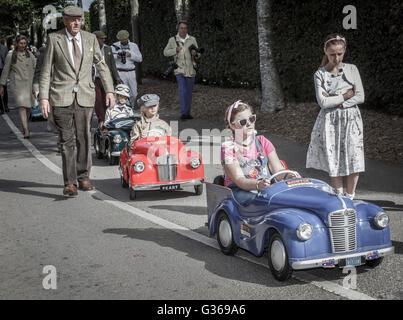 Austin J40 hausieren Autos getroffen werden, um den Start für die 2015 Settrington Cup Rennen in Goodwood Revival, Sussex, UK. Stockfoto