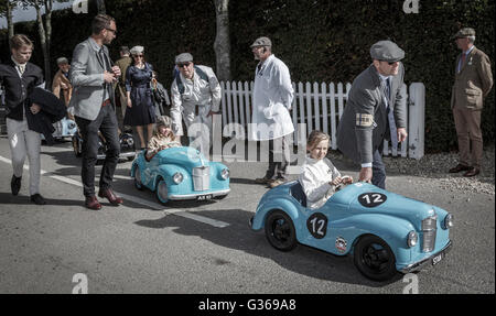 Austin J40 hausieren Autos getroffen werden, um den Start für die 2015 Settrington Cup Rennen in Goodwood Revival, Sussex, UK. Stockfoto