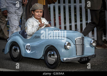 Austin J40 hausieren Autos getroffen werden, um den Start für die 2015 Settrington Cup Rennen in Goodwood Revival, Sussex, UK. Stockfoto