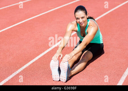 Porträt von weiblichen Athleten tun stretching-Übung Stockfoto