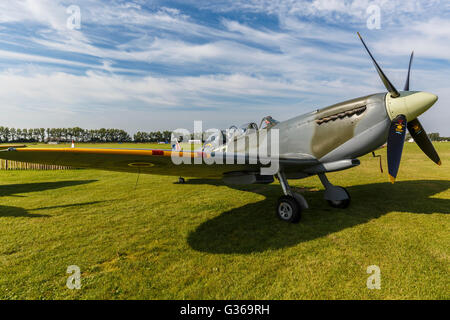 1944 in Supermarine Spitfire TR 9, PV202, ursprünglich ein einzelnes Seater zwei Sitzer konvertiert. 2015 Goodwood Revival, Sussex, UK. Stockfoto