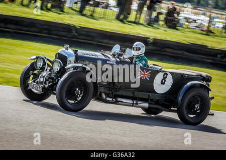 1929 Bentley 4,5 Liter "Blower" mit Martin Overington Fahrer während des Rennens Brooklands Trophy, 2015 beim Goodwood Revival, Sussex, Stockfoto