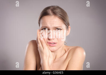 Porträt der jungen Frau mit Zahnschmerzen Stockfoto