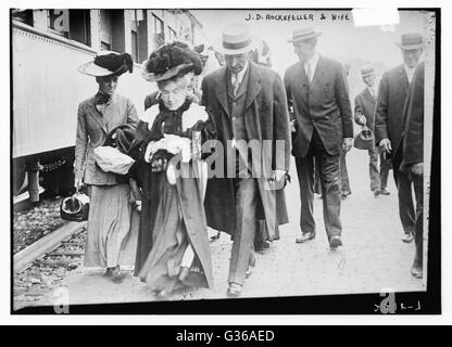 Tycoon und Philanthrop Rockefeller (Mitte) verlässt einen Zug mit seiner Frau, Philanthrop Laura Celestia Spelman Rockefeller (1839-1915) gesehen. Stockfoto