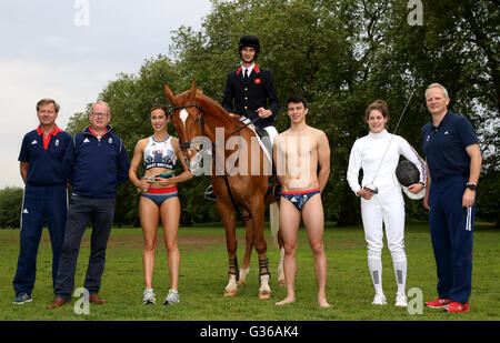 Great Britain (links-rechts) Leistung Regisseur Jan Bartu, Chef de Mission Mark England, Samantha Murray, James Cooke, Joe Choong, Kate French und moderner Fünfkampf-Team Leader Dominic Mahony posieren für Fotos nach Rio 2016 moderner Fünfkampf-Team Ankündigung am Hyde Park Barracks, London. Stockfoto