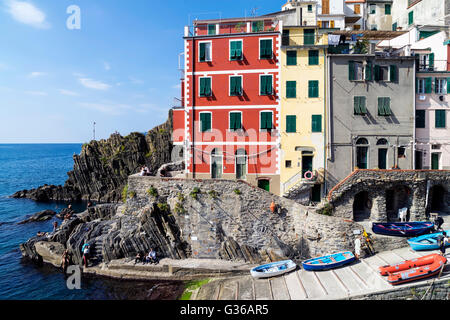 Riomaggiore Dorf auf Klippe Felsen und Meer, Seelandschaft in Cinque Terre Nationalpark Cinque Terre, Ligurien Italien Europa Stockfoto