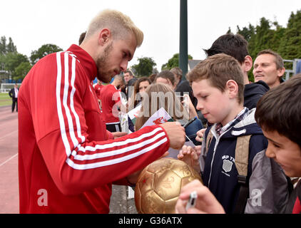 Wales' Aaron Ramsey grüßt die wartenden Fans nach einer Trainingseinheit im Wales Mediathek, komplexe Sportif du Cosec, Dinard. Stockfoto