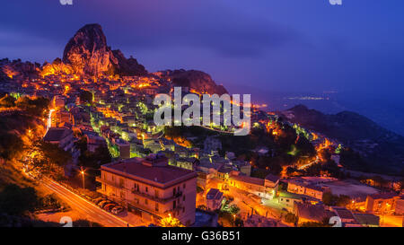 Bergdorf Caltabellotta, Sizilien, Italien in den Sonnenuntergang Stockfoto