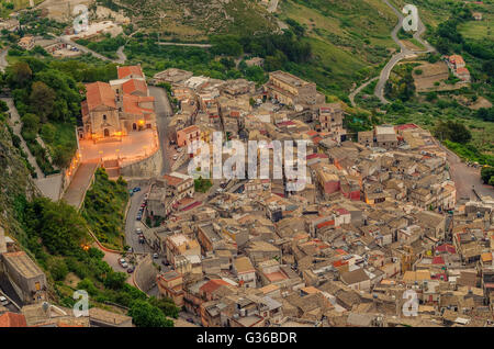 Bergdorf Caltabellotta, Sizilien, Italien in den Sonnenaufgang Stockfoto