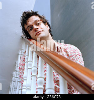 Marcus Brigstocke, englischer Komiker, Schauspieler und Satiriker fotografiert in seinem Londoner Haus, London, England, Vereinigtes Königreich. Stockfoto