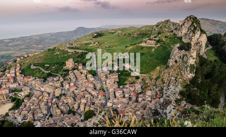 Bergdorf Caltabellotta, Sizilien, Italien in den Sonnenaufgang Stockfoto