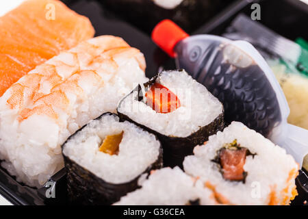 Aufnahme eines Sushi-Box oder Bento Box mit verschiedene Sushi-Stücke hautnah Stockfoto