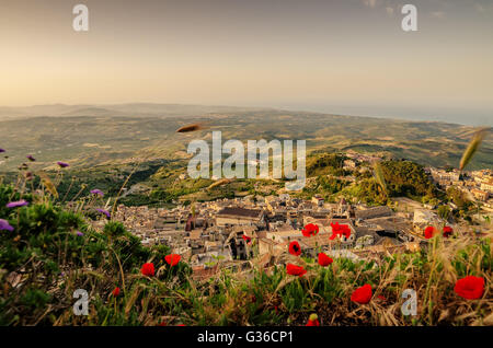 Bergdorf Caltabellotta, Sizilien, Italien in den Sonnenaufgang Stockfoto